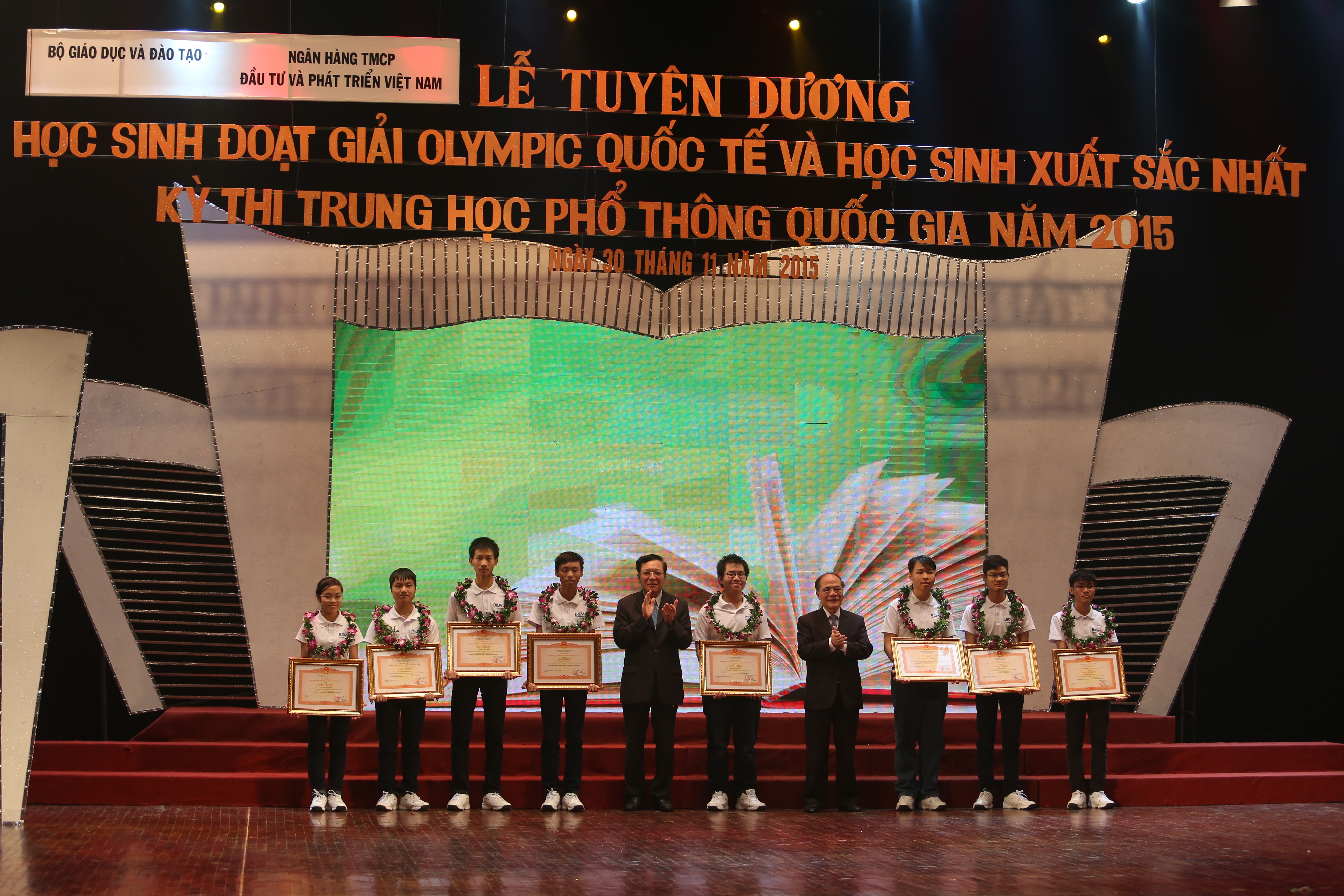 Tuyên dương học sinh đoạt giải Olympic quốc tế và học sinh xuất sắc kỳ thi THPT Quốc gia năm 2015
