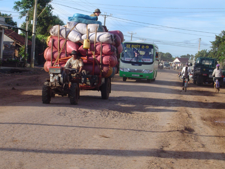 Đắk Nông Xe công nông hoành hành trên Quốc lộ 14