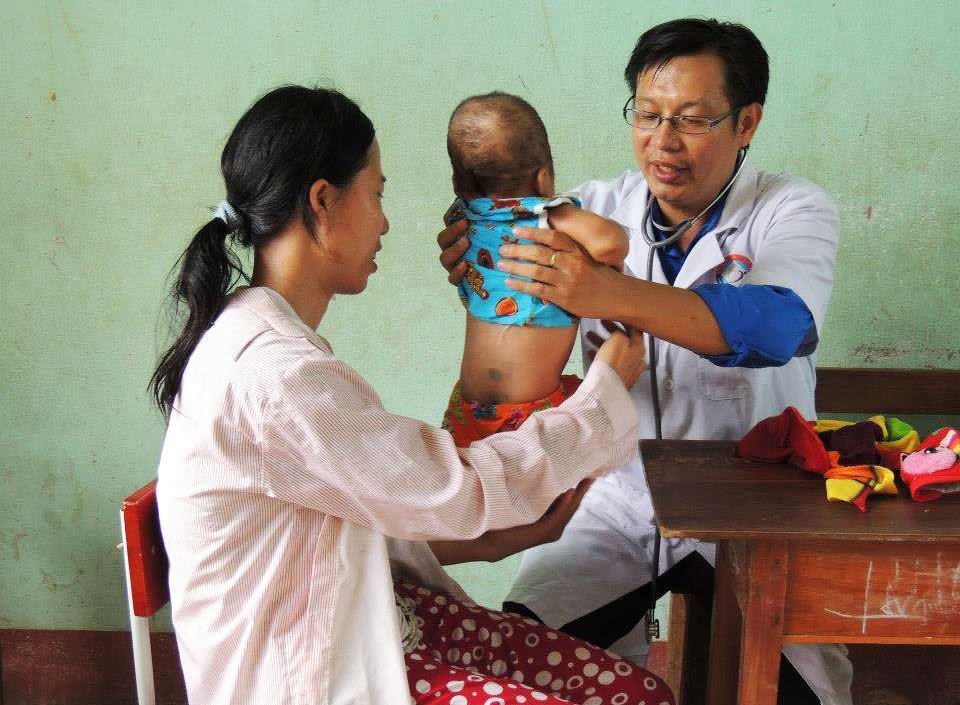 Bác sĩ trẻ đầy nhiệt huyết với bệnh nhân nghèo