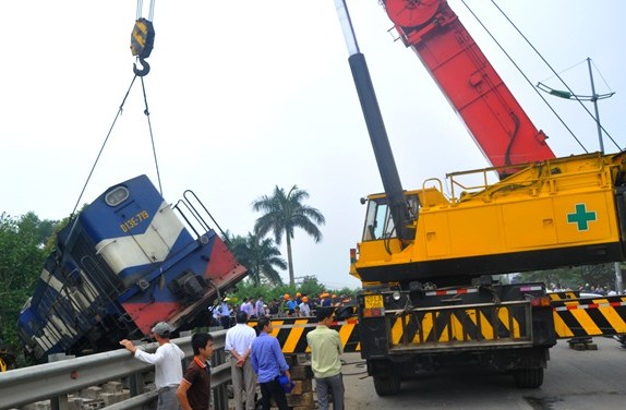 Hà Nội Tàu hỏa đâm xe tải khiến một người thương nặng