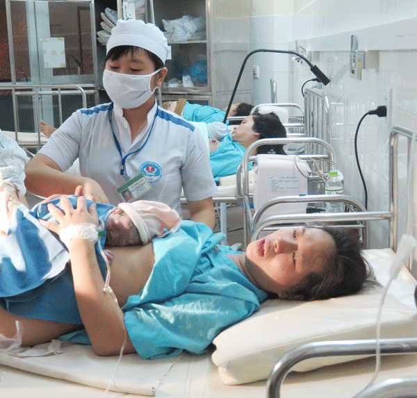 Cái ôm đầu tiên – quy trình sinh con hiện đại và nhân văn