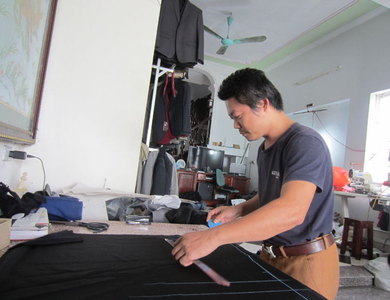Chàng thanh niên làng Vân Từ giữ nghề may truyền thống