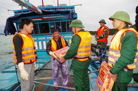 Quảng Ninh Cứu hộ 12 thuyền viên vào bờ an toàn