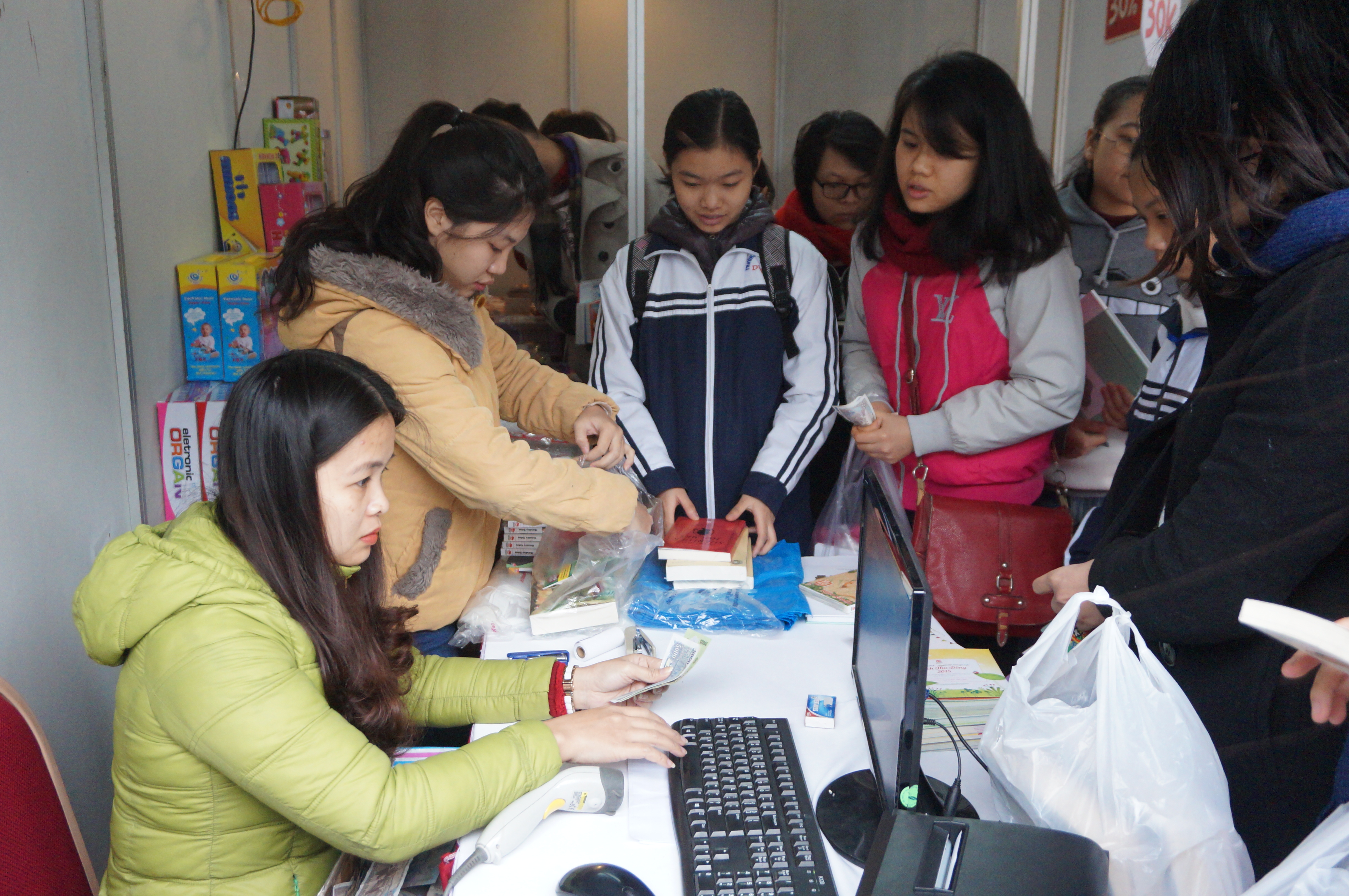 Tổng doanh thu của ngành xuất bản đạt hơn 2 000 tỷ đồng trong năm 2015