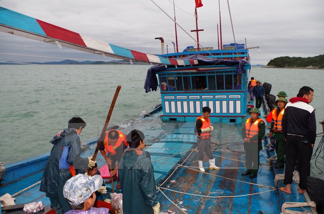 Thanh Hóa Đưa 5 ngư dân bị nạn được cứu vào đất liền an toàn