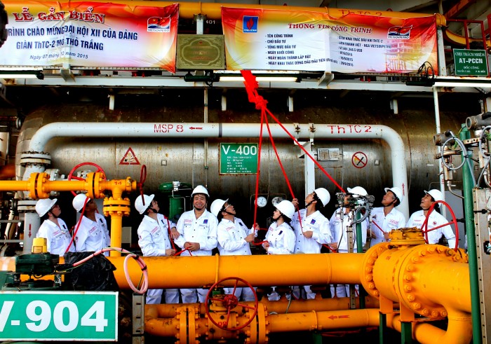 Gắn biển công trình chào mừng Đại hội Đảng toàn quốc lần thứ XII