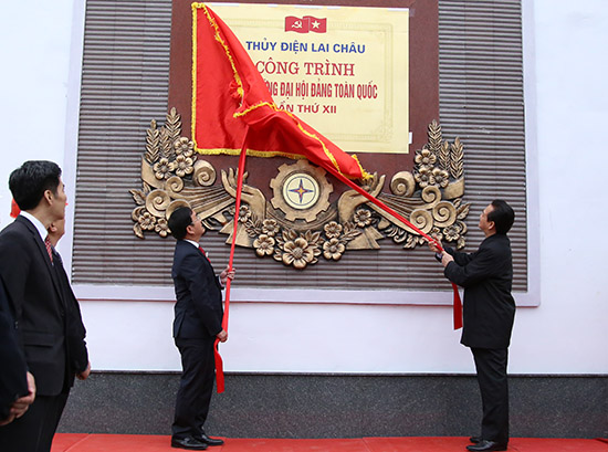 Gắn biển Công trình chào mừng Đại hội Đảng toàn quốc lần thứ XII