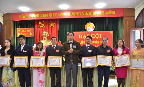 Móng Cái 77 hộ gia đình đạt danh hiệu gia đình hiếu học