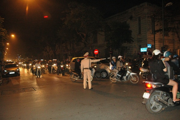 Hà Nội Thực hiện tốt công tác đảm bảo trật tự an toàn giao thông trong đêm Giáng sinh