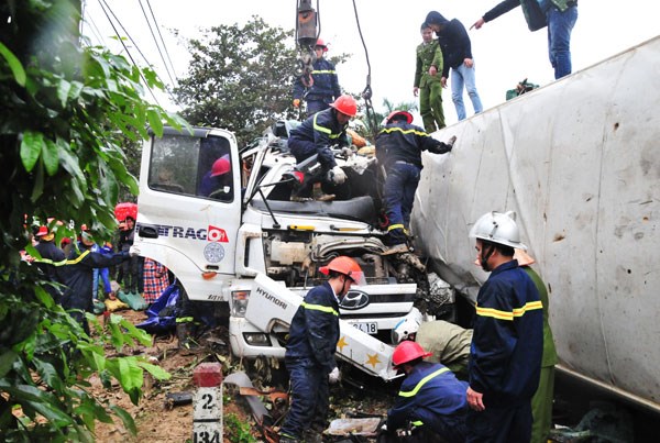 Lào Cai Xe tải đấu đầu xe container, hai người tử vong