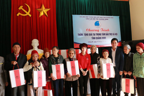 Quảng Ninh Tặng quà cho đối tượng chính sách và trẻ em có hoàn cảnh khó khăn
