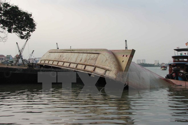 Tiền Giang Khẩn trương khắc phục sự cố sà lan đâm thủng tàu vận chuyển 1,2 triệu lít xăng