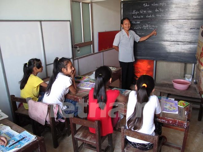 Gieo chữ cho học sinh nghèo vùng biển