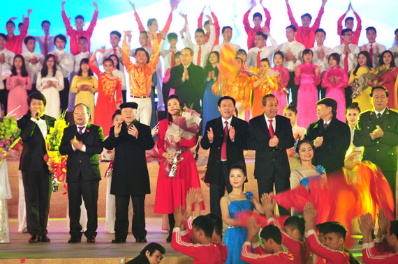 Dạ hội chào mừng thành công Đại hội XII của Đảng