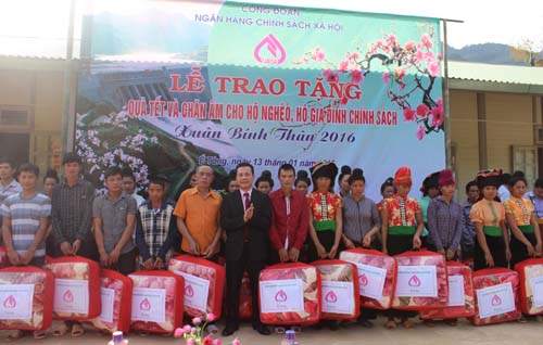 Trao quà Tết cho các hộ nghèo tại Thuận Châu, Sơn La