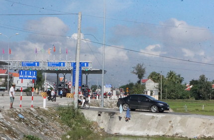 Quảng Nam Mất an toàn giao thông khi ô tô né tránh trạm thu phí đường bộ