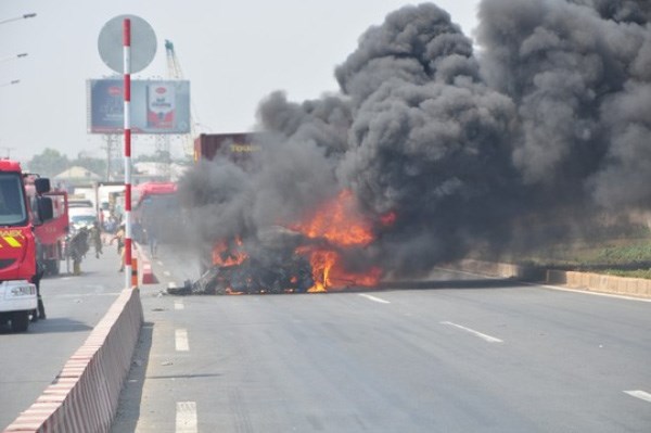Thành phố Hồ Chí Minh Cao tốc Long Thành - Dầu Giây ùn tắc kéo dài vì xe container bốc cháy