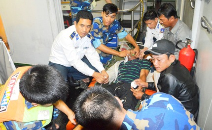 Kịp thời cấp cứu và cứu hộ thành công một ngư dân đi biển bị bệnh nặng
