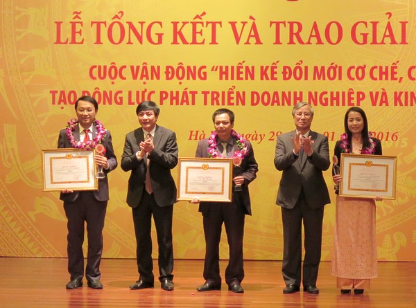 Trao giải thưởng phát triển doanh nghiệp và kinh tế đất nước