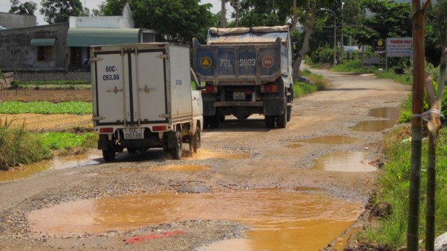Quảng Bình Xe trốn trạm thu phí quần nát đường làng, gây mất an toàn giao thông