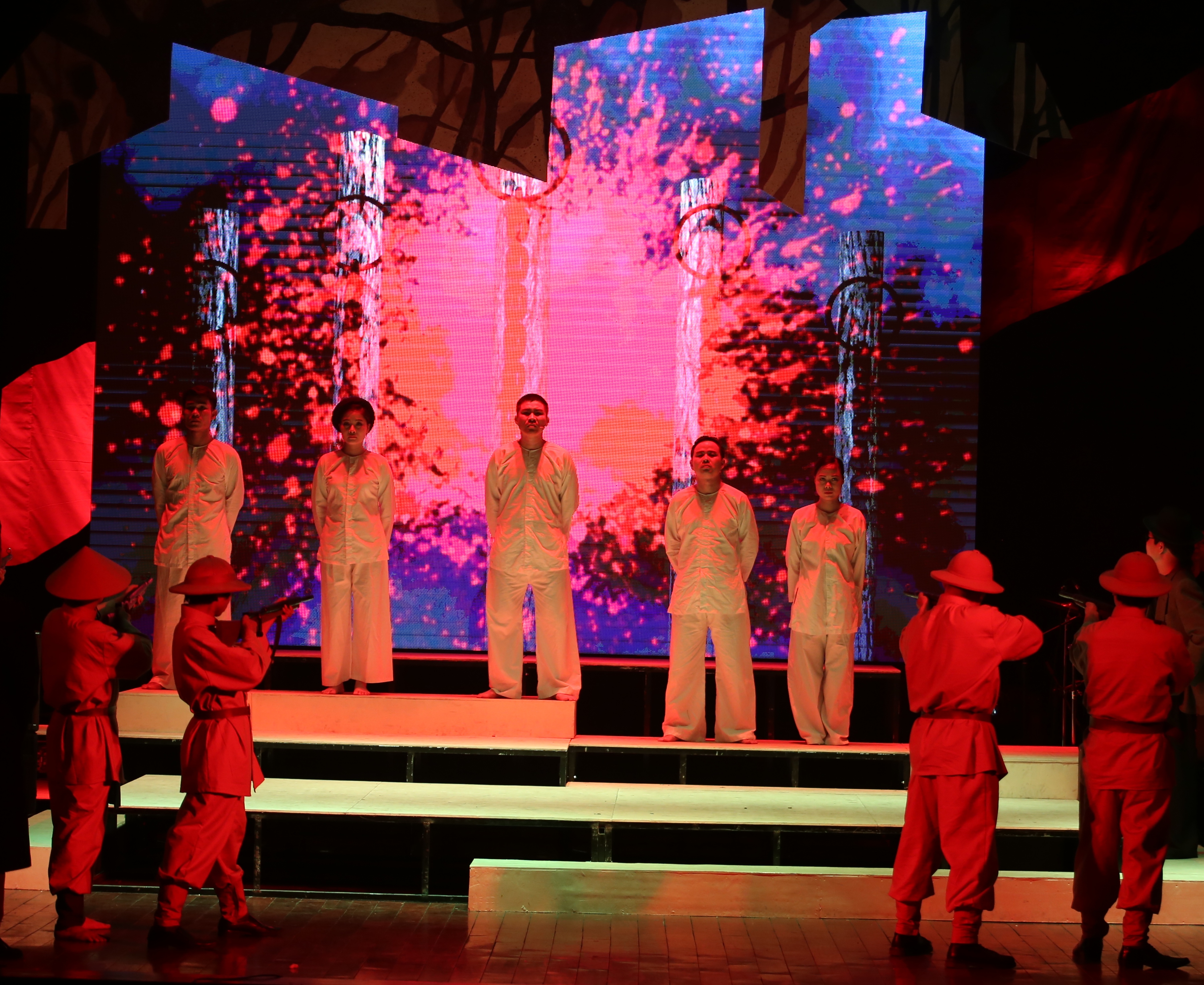 Hừng đông - toả sáng hình ảnh những người chiến sĩ cách mạng