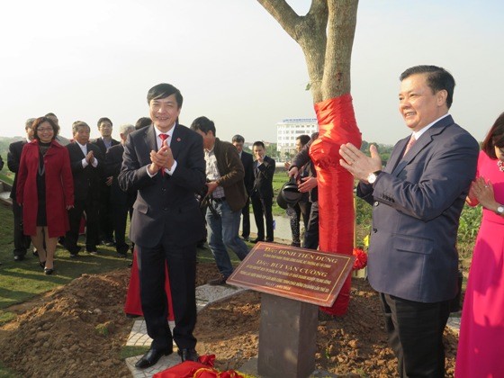 Gắn biển công trình Đường cao tốc Hà Nội - Hải Phòng chào mừng Đại hội XII của Đảng