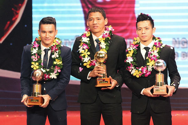 Cầu thủ Nguyễn Anh Đức giành Quả bóng vàng Việt Nam 2015