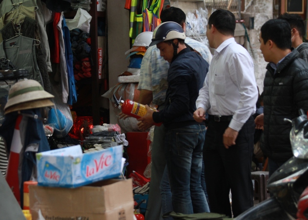 Hà Nội Người dân lúng túng trước ma trận bình chữa cháy