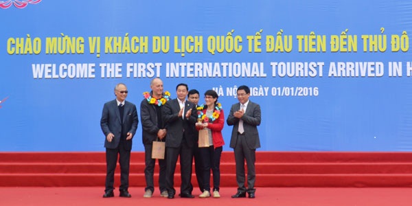 Đón những vị khách quốc tế đến Việt Nam ngày đầu tiên năm 2016