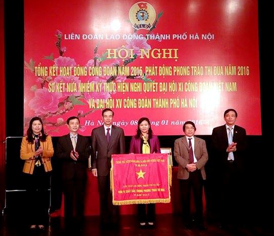 Liên đoàn Lao động TP Hà Nội nhận Cờ thi đua của Chính phủ