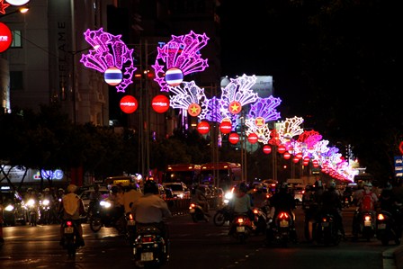 Thành phố Hồ Chí Minh rực rỡ chào đón Năm mới