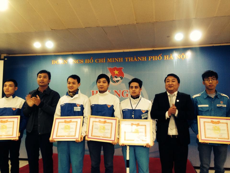 Hà Nội Khen thưởng tập thể và cá nhân xuất sắc trong tuyên truyền, đảm bảo trật tự an toàn giao thông