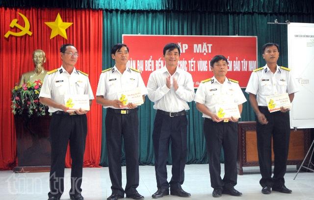 Thăm, chúc Tết cán bộ chiến sĩ và nhân dân các đảo Tây Nam