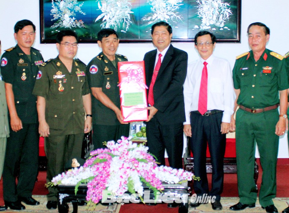 Bộ Tư lệnh Cảnh vệ Campuchia chúc Tết tỉnh Bạc Liêu