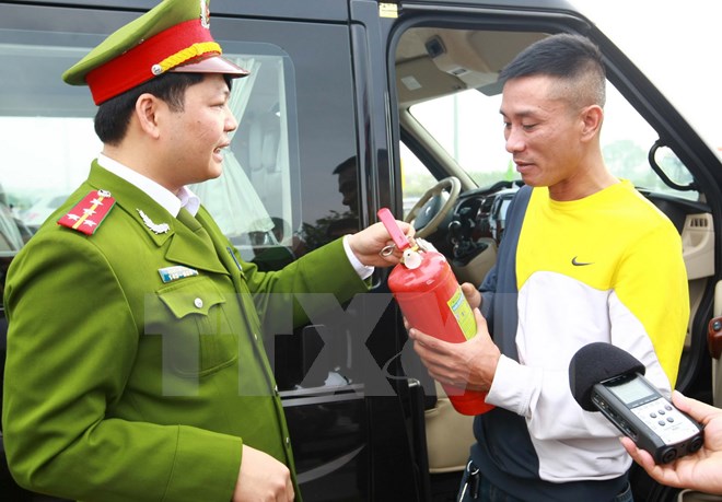 Bình chữa cháy trên ô tô Chỉ nên khuyến cáo, chưa nên xử phạt
