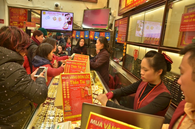 Hà Nội Người dân xếp hàng dài chờ mua vàng cầu may đầu năm mới