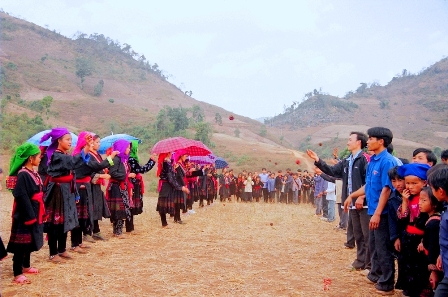 Hội ném pao – nơi trao tình