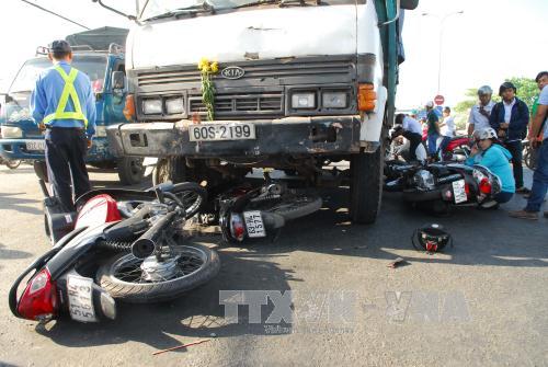 Thành phố Hồ Chí Minh Xe ben đâm 6 xe máy, nhiều người bị thương