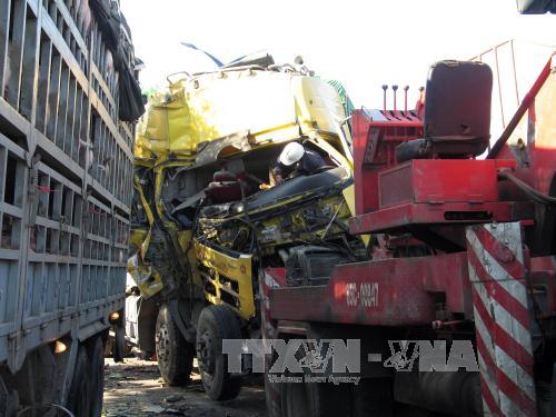 Ninh Thuận Đâm vào xe tải dừng bên đường, 2 người bị thương nặng