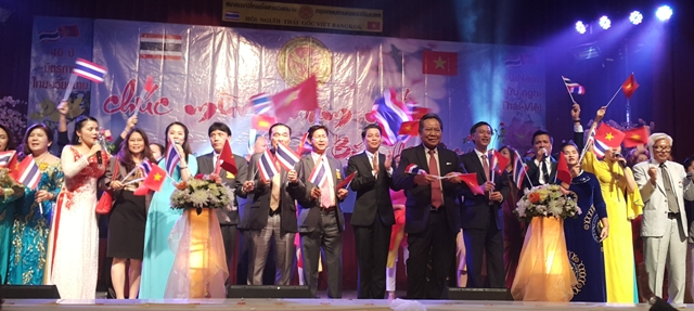 Đưa lời ca, tiếng hát đến với kiều bào nhân dịp Tết Bính Thân 2016