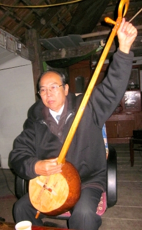 Nghệ nhân Ưu tú Mào Ết với cây Tính tẩu