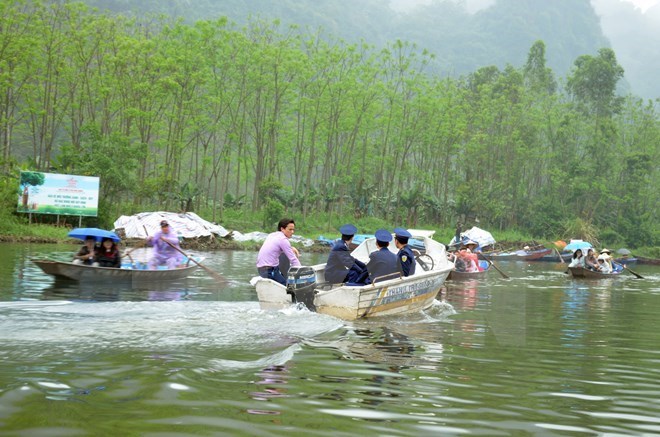 Hà Nội Tạm giữ phương tiện của các đối tượng chèo kéo khách tại chùa Hương
