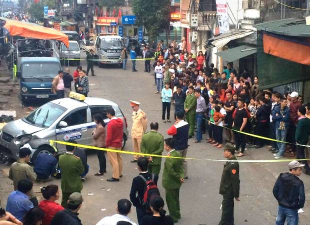 Hà Nội Taxi mất lái khiến 2 người thương vong