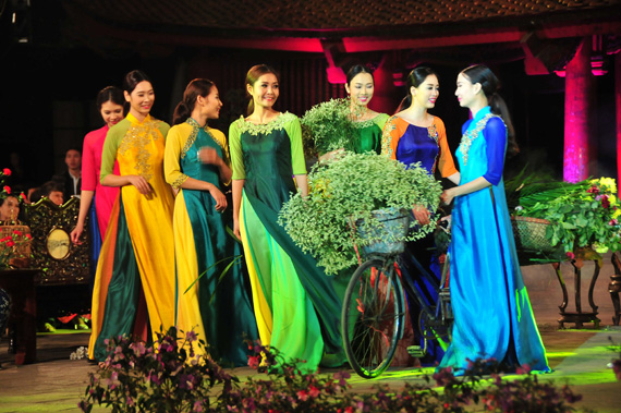 Lung linh muôn “sắc hoa” trong đêm Lễ hội Áo dài 2016