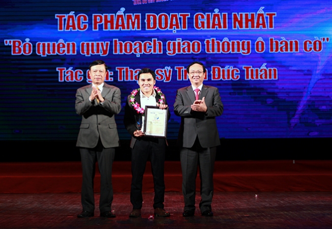 Trao giải Cuộc thi viết “Vì An toàn giao thông Thủ đô” 2015