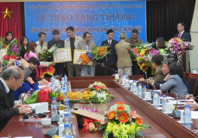 Trao thưởng các bài viết, tác phẩm lý luận, phê bình văn học, nghệ thuật năm 2015
