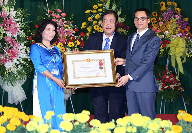 Trường Đại học Cần Thơ đón nhận Huân chương Lao động hạng Nhất