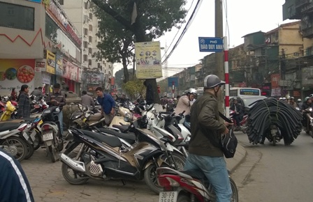 Đánh trống, khua chiêng rồi, vỉa hè vẫn ngổn ngang