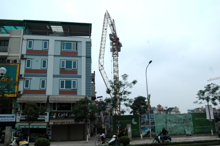 Hà Nội Kinh hoàng cần cẩu hàng chục mét gãy sát khu dân cư