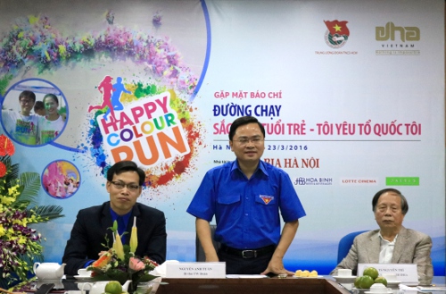 850 nam - nữ thanh niên nắm tay nhau trên đường chạy “Sắc màu tuổi trẻ - Tôi yêu Tổ quốc tôi”